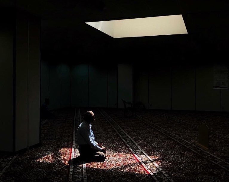 "لا يَسْمَعُ النَّاسُ حَوْلِي مَا أَبُوحُ بِهِ
وَأَنْتَ يَا رَبِّ فَوْقَ العَرْشِ تَسْمَعُني"