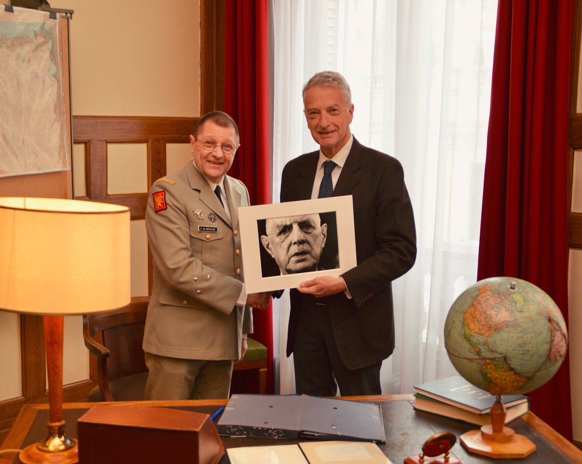 Signature emblématique entre la <a href="/Fondation_CdG/">Fondation Charles de Gaulle</a> et le Musée de l'Armée sur le bureau historique du général de Gaulle.
<a href="/HGaymard/">Herve Gaymard</a> et le général de division (2S) <a href="/DeMedlege/">Henry de Medlege</a> engagent ainsi un partenariat éducatif, pédagogique et scientifique.