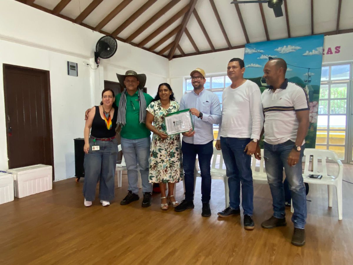 JuanDaRoldanA's tweet photo. Los predios que antes pertenecían a las economías ilegales, hoy se los entregamos a los campesinos y campesinas del corregimiento El Totumo, en el municipio de Necoclí; para seguir cumpliendo con la Reforma Agraria.

El gobierno del cambio sigue avanzando en Antioquia 👨🏽‍🌾💚👩🏽‍🌾 https://t.co/QCSO79aHVE