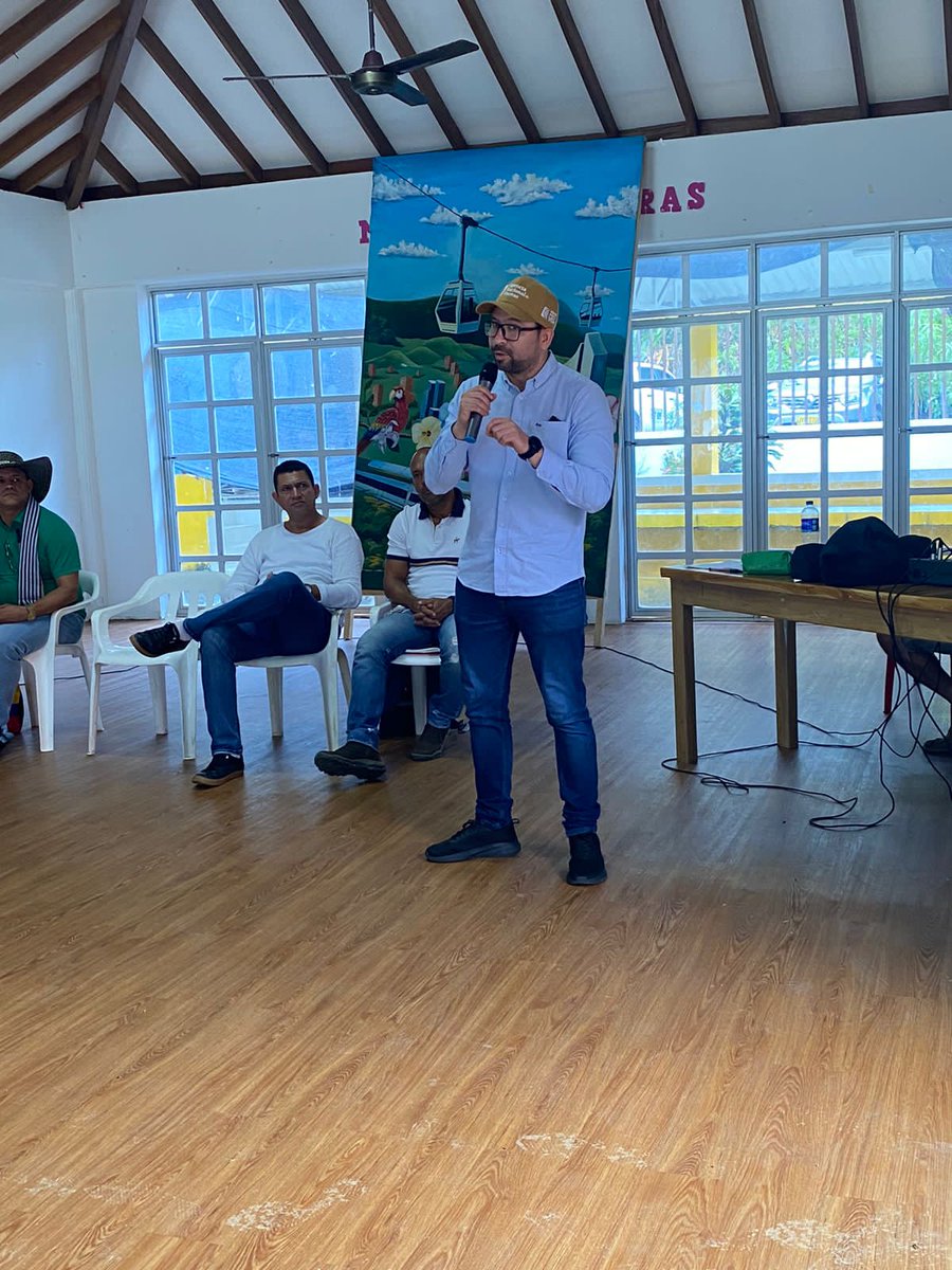 JuanDaRoldanA's tweet photo. Los predios que antes pertenecían a las economías ilegales, hoy se los entregamos a los campesinos y campesinas del corregimiento El Totumo, en el municipio de Necoclí; para seguir cumpliendo con la Reforma Agraria.

El gobierno del cambio sigue avanzando en Antioquia 👨🏽‍🌾💚👩🏽‍🌾 https://t.co/QCSO79aHVE