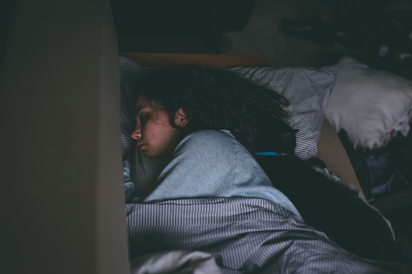 xataka's tweet photo. Estamos durmiendo demasiado: cómo forjamos el mito de las 8 horas y por qué es hora de derrumbarlo https://t.co/JPxIQJ8MuQ https://t.co/XfN1jnhM1p