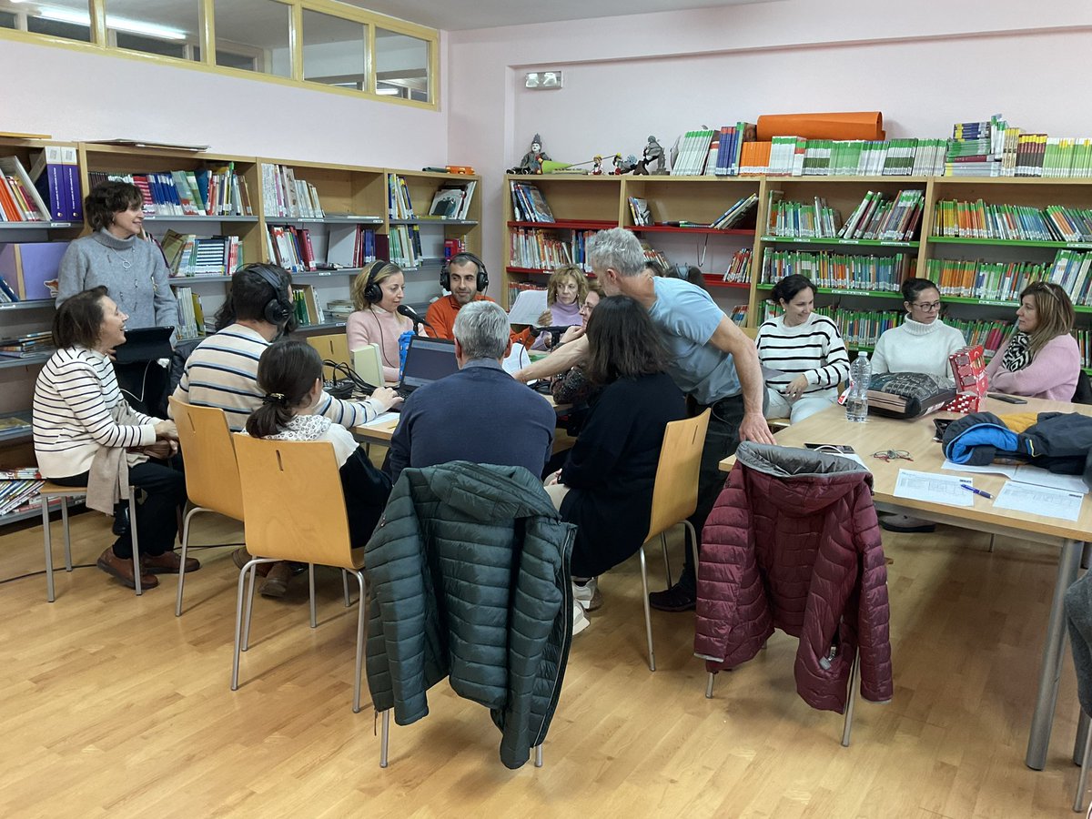 CFIESAinfantil's tweet photo. Profesorado del @ceipmartingaite se reunen  aprendiendo con Daniel Majada sobre el uso de radio educativa  #formaciónCyL #TiCyL @educacyl #compDidEduCyL https://t.co/f2J8dsMbRG