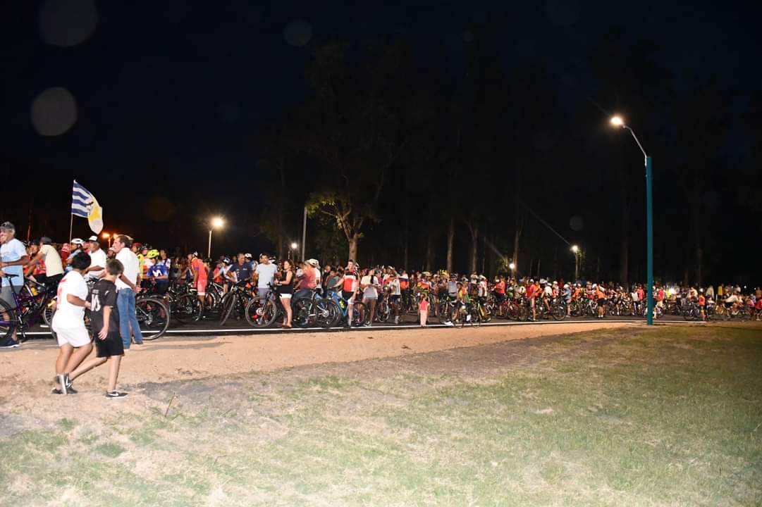 comuna33's tweet photo. 🚴 PISTA DE CICLISMO UN GRAN SUEÑO QUE HICIMOS REALIDAD.
Ciclistas y el pueblo fueron protagonistas en la histórica inauguración de la Pista Profesional de Ciclismo del Gobierno de Treinta y Tres. https://t.co/dR2Ht6KdU1