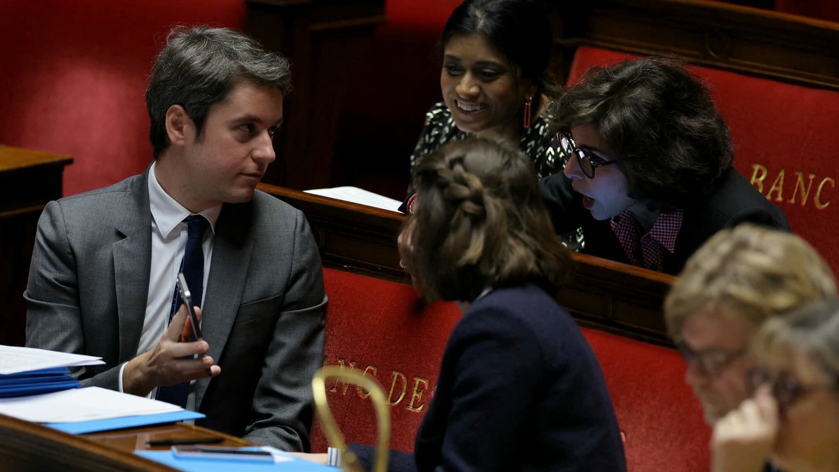 Gabriel Attal surpris en train de montrer une photo de chien alors qu'il était interpellé à l'Assemblée
l.bfmtv.com/6nnU