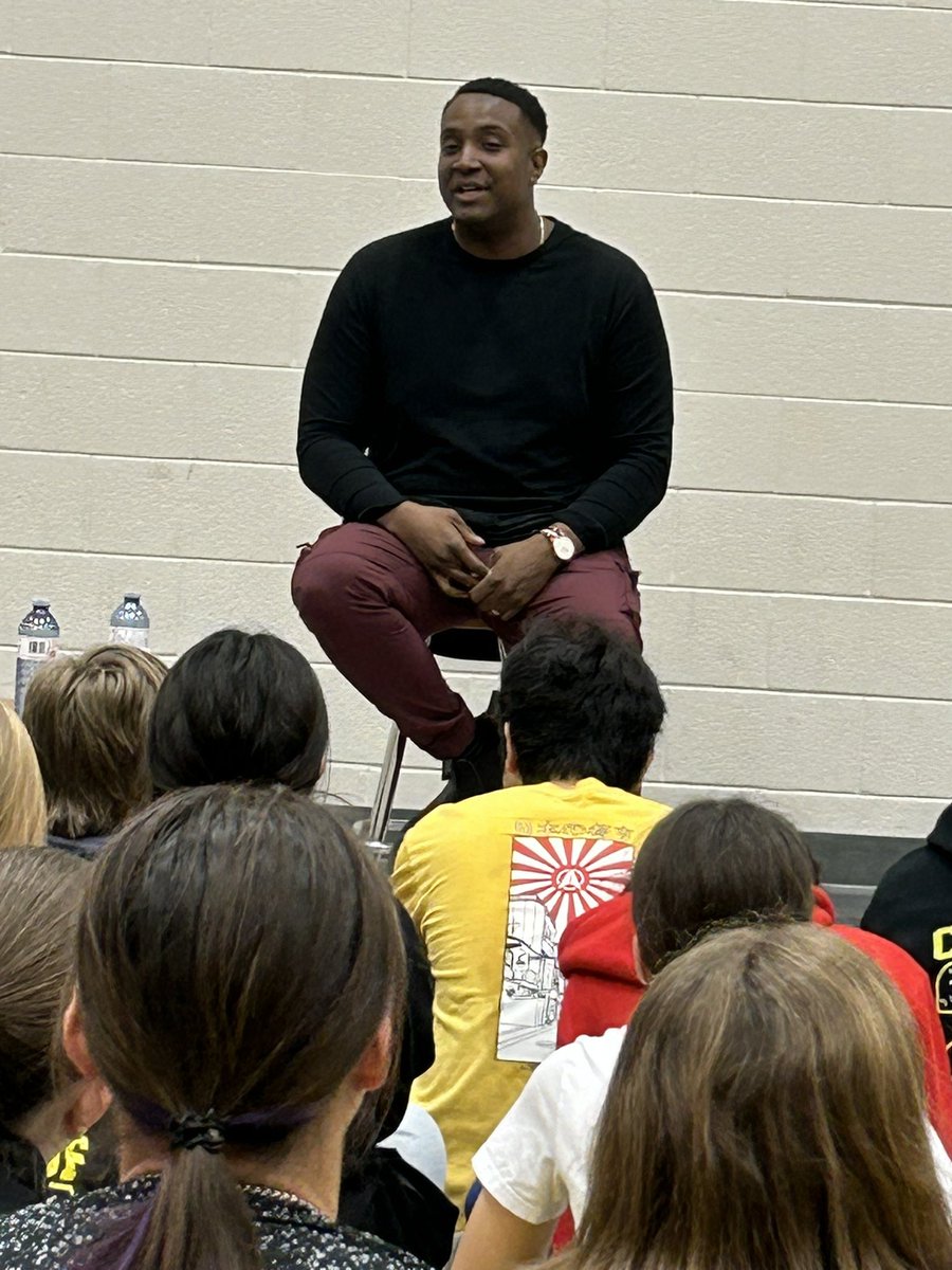 thestingersbuzz's tweet photo. Former student @JideA came to talk to our grade 7 &amp; 8 students. #BlackHistoryMonth https://t.co/kPsWMjK9uO