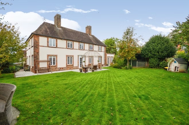 Check out this amazing French-provincial style family home in Watford! 🛏️ 6 bedrooms, three with en-suite bathrooms 🛋️ Wood beamed lounge with open fireplace ☀️ Landscaped south-east facing walled garden 🏠 Loft room with rooftop balcony purplebricks.co.uk/property-for-s…