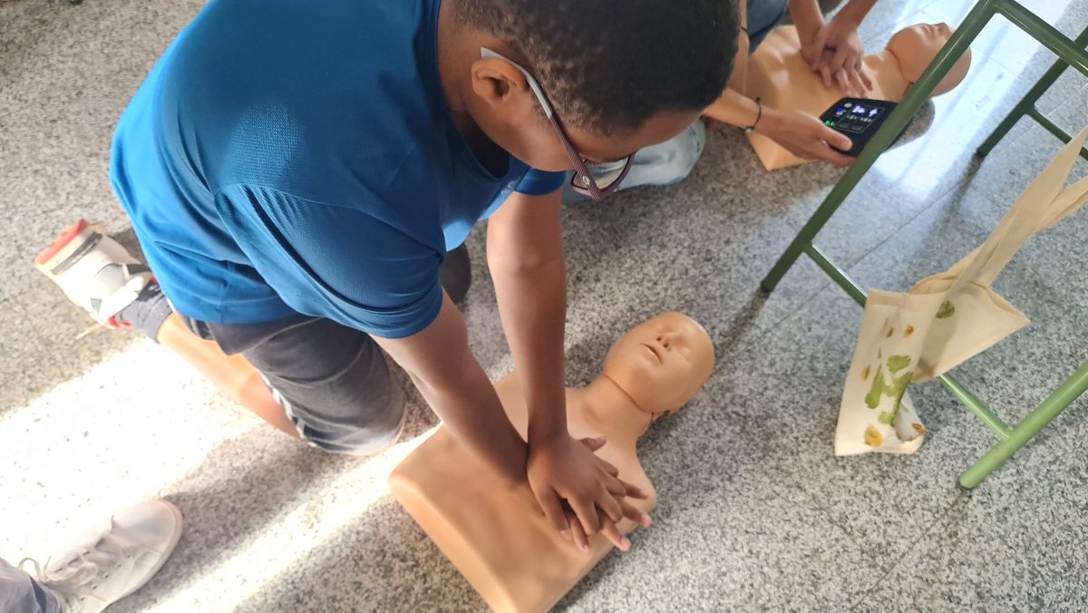 IES_MARINA's tweet photo. #SemanaCultural2024¡Hoy en nuestro centro educativo tuvimos talleres de #RCP y salud mental con colaboración del centro de salud local! Agradecemos a los profesionales por su compromiso con nuestra comunidad. #SaludEscolar #BienestarMental
#innovAS @CanSaludable @EducacionCan https://t.co/fnCah3l0ht
