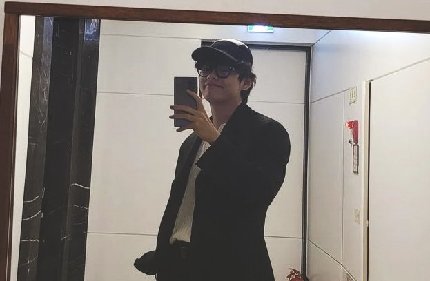 taeteland's tweet photo. taehyung x his mirror selfies 📸 https://t.co/n9ItbfdzGt
