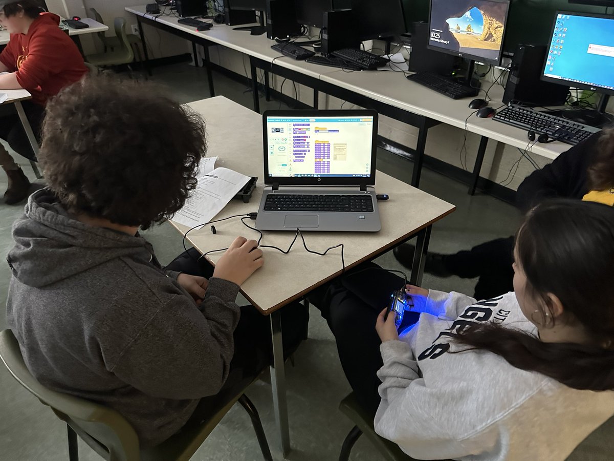BBTNB's tweet image. I&apos;m part of @ICTC_CTIC&apos;s #MyFIT program delivered by @LogicsAcademy! Today we set up the #CyberPi device &amp;amp; mblock software. Then students crushed the buzzer, Twinkle Twinkle, &amp;amp; voice activated lights experiences. All part of the pilot Science 8 sensors &amp;amp; robotics unit I’m…