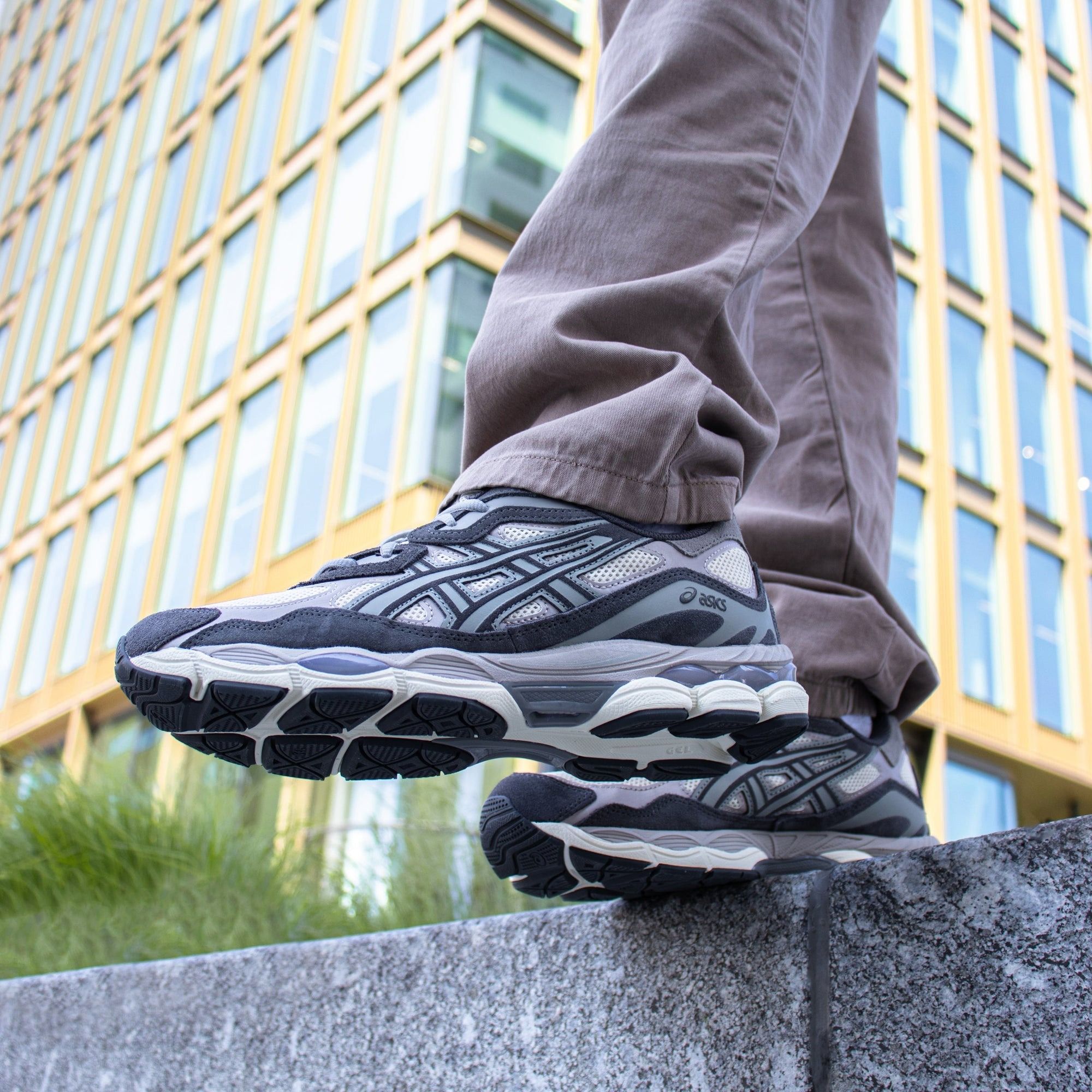 靴 asics gel-nyc in oatmeal/obsidian grey ASICS Gel-NYC Oatmeal Obsidian Grey Available for Preorder