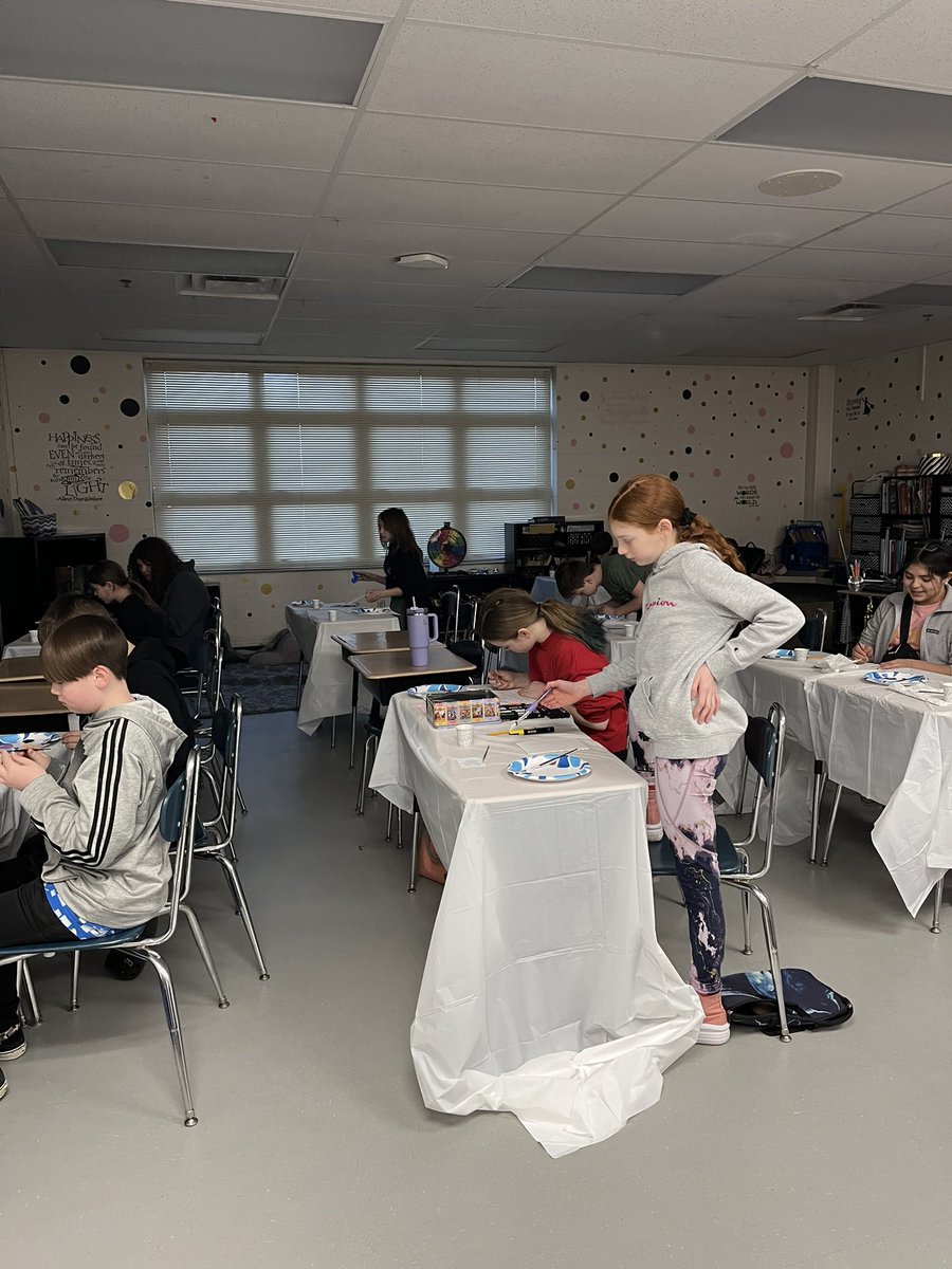 MBookworms's tweet photo. In celebration of the end of our @Amplify Renaissance unit, we are practicing our painting skills like the famous authors we have been studying. #BeRoyal #kcsdroppedintoreading https://t.co/xtztw8wBZM