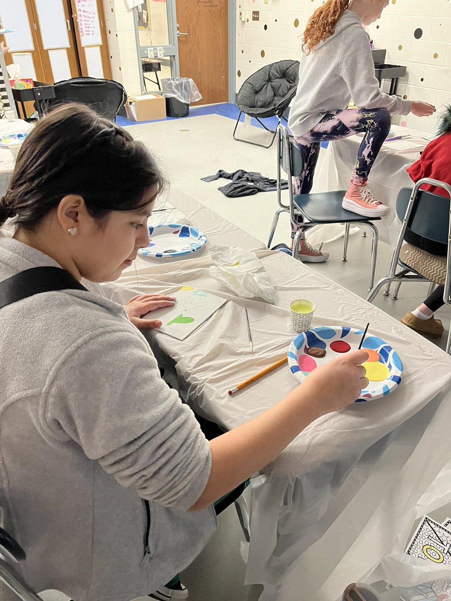 MBookworms's tweet photo. In celebration of the end of our @Amplify Renaissance unit, we are practicing our painting skills like the famous authors we have been studying. #BeRoyal #kcsdroppedintoreading https://t.co/xtztw8wBZM