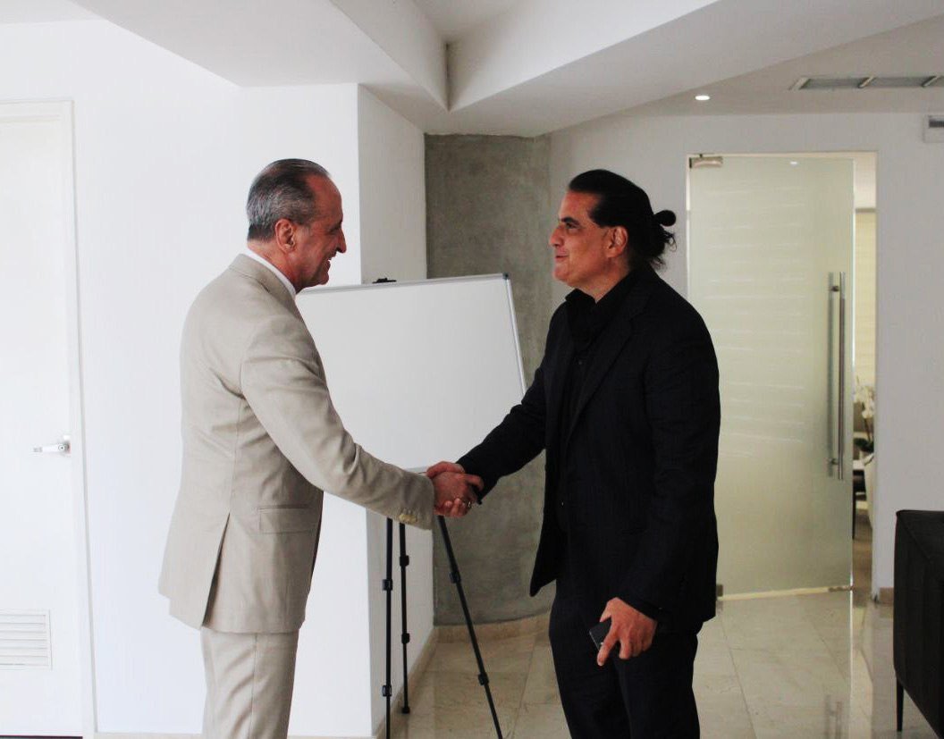 #EnFoto📸| ¡Lazos de amistad con Diplomacia de Paz! 
El Embajador de Portugal en Venezuela, João Pedro de Vasconcelos Fins do Lago, fue recibido por el Pdte. del <a href="/CiipVen/">Centro Internacional de Inversión Productiva</a>, <a href="/AlexNSaab/">Alex Saab</a>, en aras de fortalecer las relaciones comerciales bilaterales.
#7TEnUniónYEsfuerzo