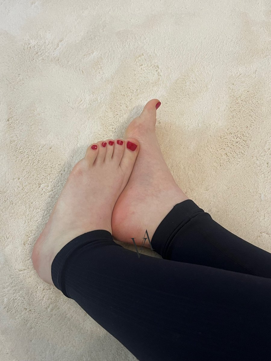 vikaicon18's tweet photo. More content on of: https://t.co/Po75AwRe2R #onlyfans #feetpics #feetpicsforsales #feetcontent #herrin #füße #fußbilder #rotefüße #kleinefüße #geldsklave #domina https://t.co/fvqOxNm4pt
