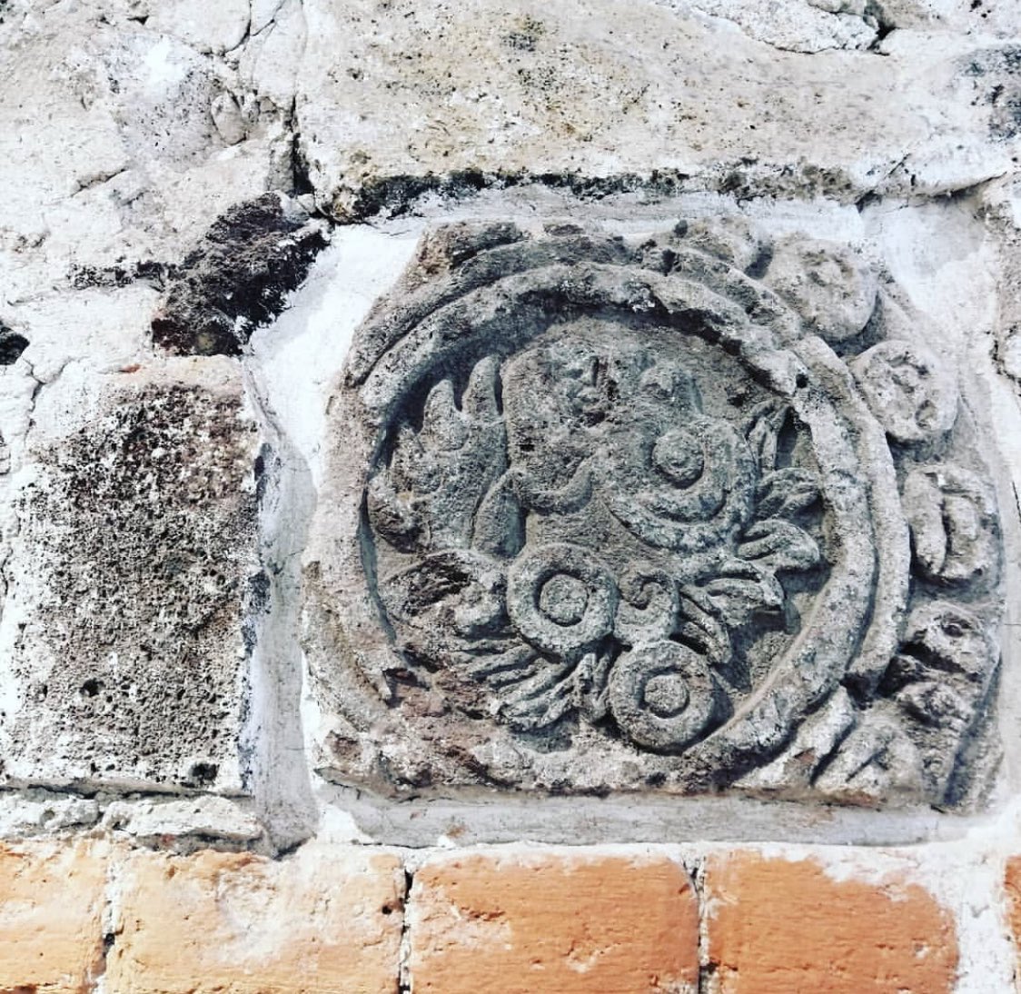 Cuando camines por la calle de Madero, destina 5 minutos para entrar a la boutique Bershka ya que en su interior, en el muro oriente, podrás encontrar este petrograbado prehispánico donde se aprecia la cabeza de un mono. Se trata de la fecha calendárica Ce Ozomatli,uno mono #CDMX