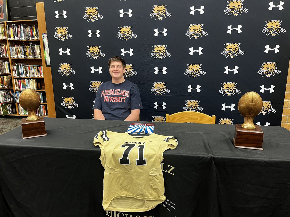 Happy National Signing Day across the #Gainesville area!

First stop of the day is at Buchholz, where offensive lineman Dylan Lloyd signed with #FAU

Lloyd got an offer yesterday from the Owls, his first D1, and jumped on it

<a href="/BuchholzFB/">Buchholz HS Football</a> <a href="/BuchholzSports/">Buchholz Bobcat Athletics</a> <a href="/DylanLloyd71/">Dylan Lloyd</a> <a href="/CoachChuckB/">Chuck Bell</a>