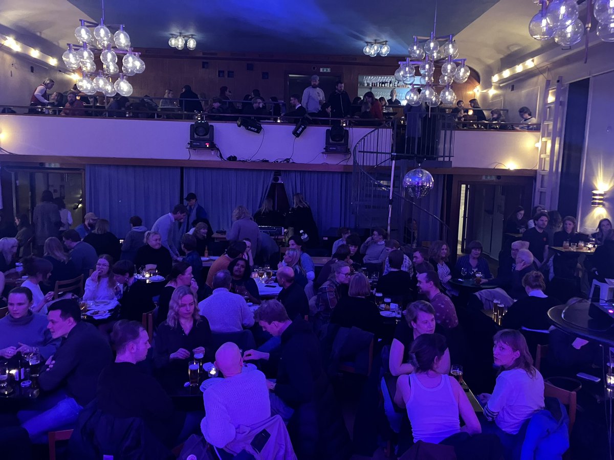 Fullsatt på Skeppet redan en timme innan Nyhetsshowens quizzstart.