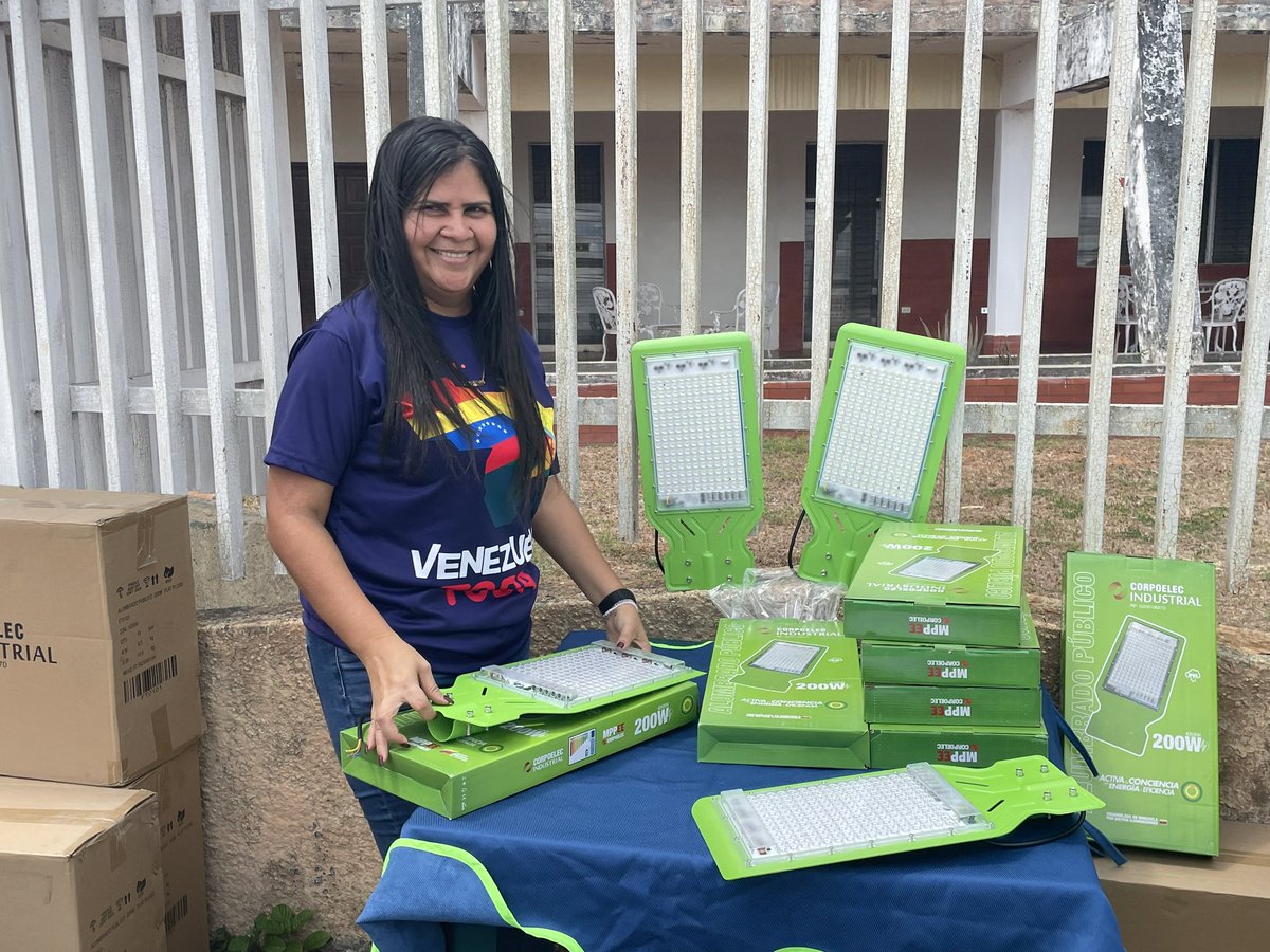comandosergioh's tweet photo. Ahora nos vinimos a la urbanización Andrés Eloy Blanco de la parroquia Vista Hermosa, donde se colocarán 94 lámparas LED a través del 1x10 del buen gobierno y del presidente @NicolasMaduro @CorpoelecInfo para el beneficio de más 300 familias #7TEnUniónYEsfuerzo https://t.co/Be0uTQMPvj