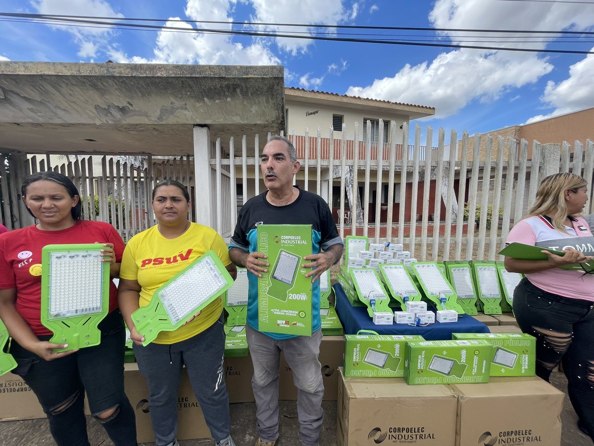 comandosergioh's tweet photo. Ahora nos vinimos a la urbanización Andrés Eloy Blanco de la parroquia Vista Hermosa, donde se colocarán 94 lámparas LED a través del 1x10 del buen gobierno y del presidente @NicolasMaduro @CorpoelecInfo para el beneficio de más 300 familias #7TEnUniónYEsfuerzo https://t.co/Be0uTQMPvj