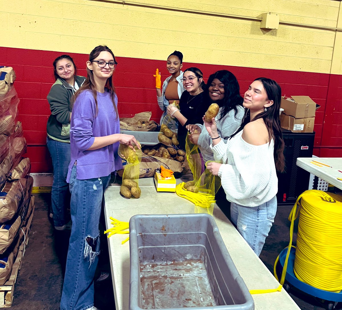 AVID 12 decided to give back for their field trip @HarvestersORG! Time flew by peeling potatoes!🥔We laughed & shared fun stories!I am going to miss this crew! @NorthtownNews @AVID4College 💛💜🐝