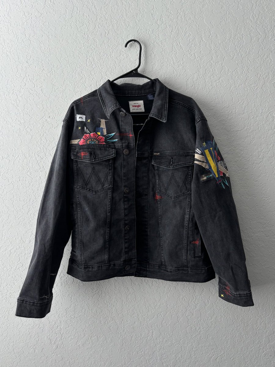 ifeelsomoldy's tweet photo. Custom jacket made for @vibhu 

Lil appreciation post for the details 💧 https://t.co/OCNFgQD4v0