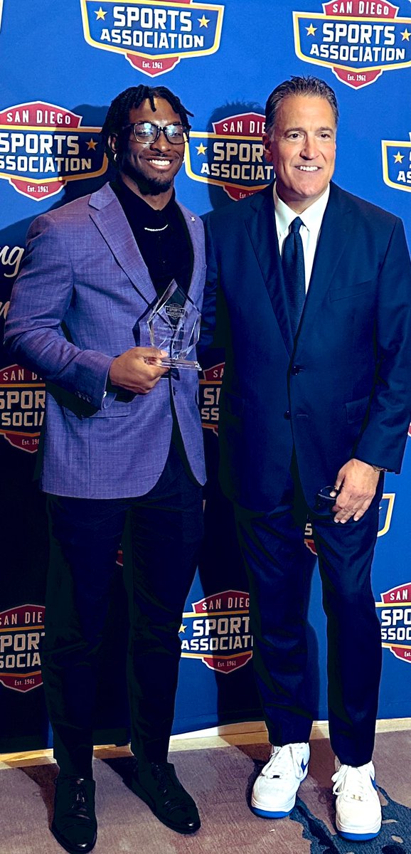 SteveLavin64's tweet photo. Congratulations to @usdmbb Team Captain Wayne McKinney III on receiving the 2024 Alex Smith Courage Award for exhibiting an inspiring &amp; exemplary resilient spirit in overcoming personal hardship.🩵👊🏽 #Leader #BeatCancer #FindCure #Resilience #Leadership #SanDiegoSportsAssociation https://t.co/n4j4Pr0i15