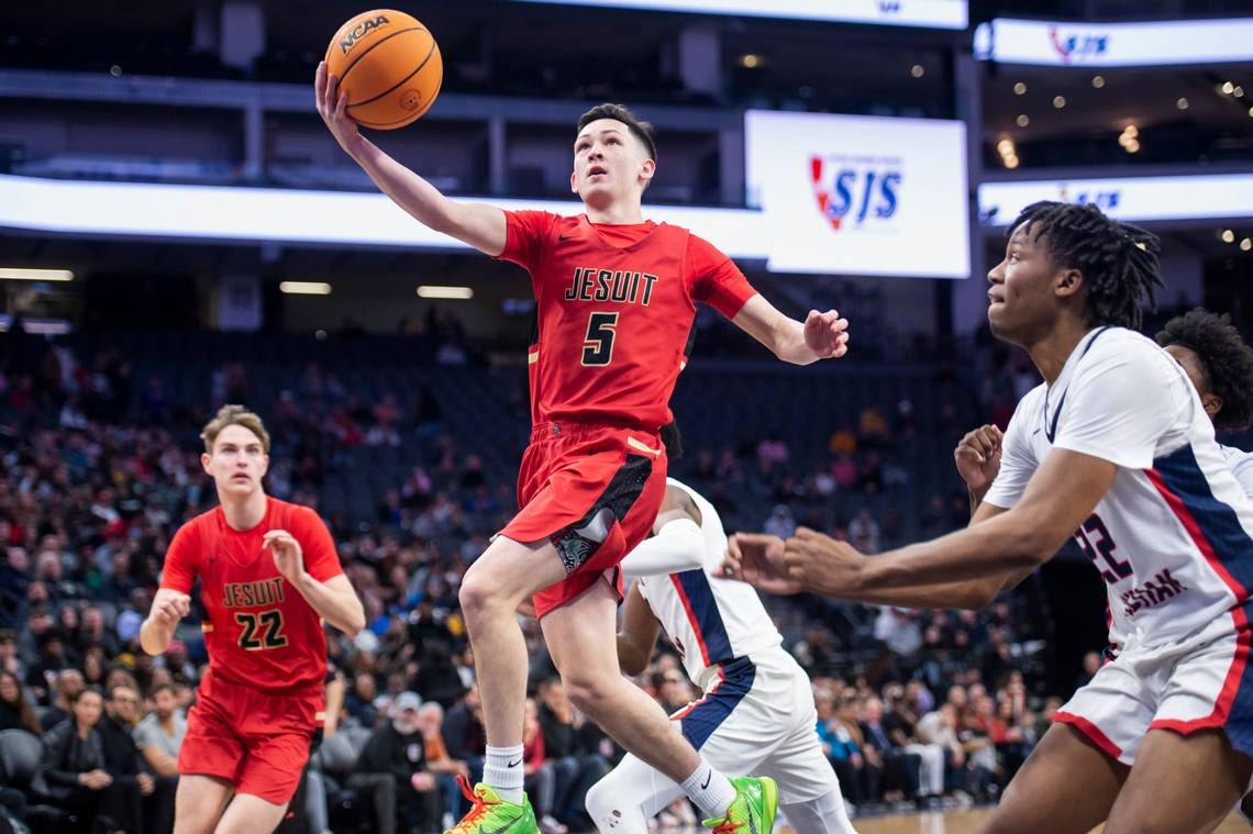 SacBee_JoeD's tweet photo. Here’s a list of ballers who are 6-foot and under. Scorers, assist makers and more…

Sizing up Sacramento-area’s best small-ball big timers as CIF playoffs loom
⁦@ABCJAMPro⁩ ⁦@PremierPrepsNMP⁩
⁦@CoachTedmon⁩ ⁦@Jesuitsacbball⁩

https://t.co/qQ6gDASJE6 https://t.co/9CXsBO1HG8