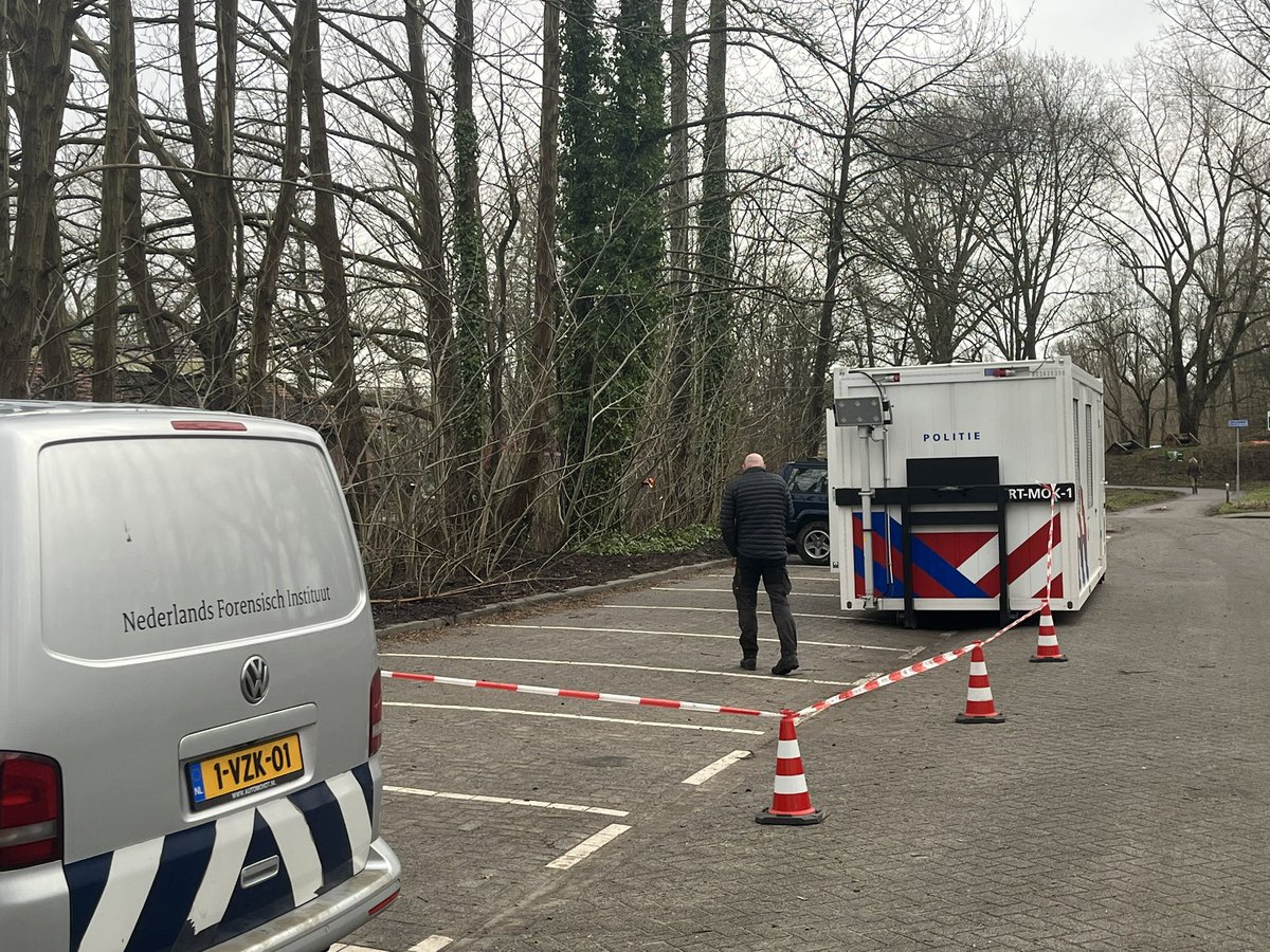 De politie zoekt in een sloot bij de Kruisnetlaan in Hoogvliet naar een lichaam. De zoektocht maakt mogelijk deel uit van het onderzoek naar de vermiste Adri Knops uit Spijkenisse. Zijn auto werd in juli 2001 gevonden nabij de plek waar de politie nu zoekt. Foto’s Rik Bos