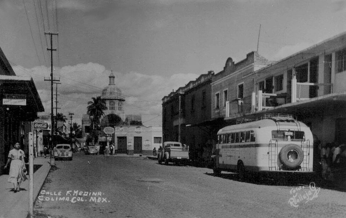 Colima_Antiguo's tweet photo. Calle Filomeno Medina en el centro de Colima, 1940
Pese a que Coca Cola empezó a comercializarse en México en 1926, apenas 14 años después ya se vendía en Colima, ¿viste el letrero?, ¿Que más detalles ves?
...
Otra gran fotografía Ramon Vallejo Granados
#ColimaAntiguo #Colima https://t.co/MHI5hyieWK