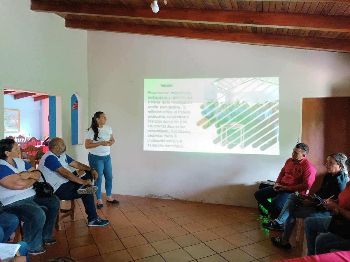 #7TEnUniónYEsfuerzo
Hoy #7Feb se desarrolló en el Mcpio. Roscio, el 1er Congreso Pedagógico y Experiencias vividas en las Escuelas Técnicas, agropecuarias, industriales y comerciales del Edo. Guárico. #mppeducacion #mpp
<a href="/NicolasMaduro/">Nicolás Maduro</a>
<a href="/_LaAvanzadora/">Yelitze Santaella</a> 
@MPPEDUCACION