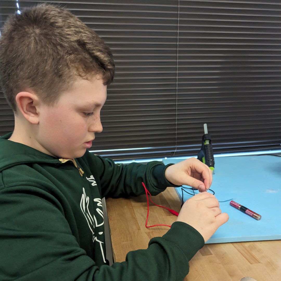 Sheb_Falls_MS's tweet photo. Seventh grade STEM students in semester 2 are getting into the Engineering Design Process by applying what they learned about electricity/circuits in 5th/6th grade to create a working flashlight.  #SFMS https://t.co/gjMpvjfyyE