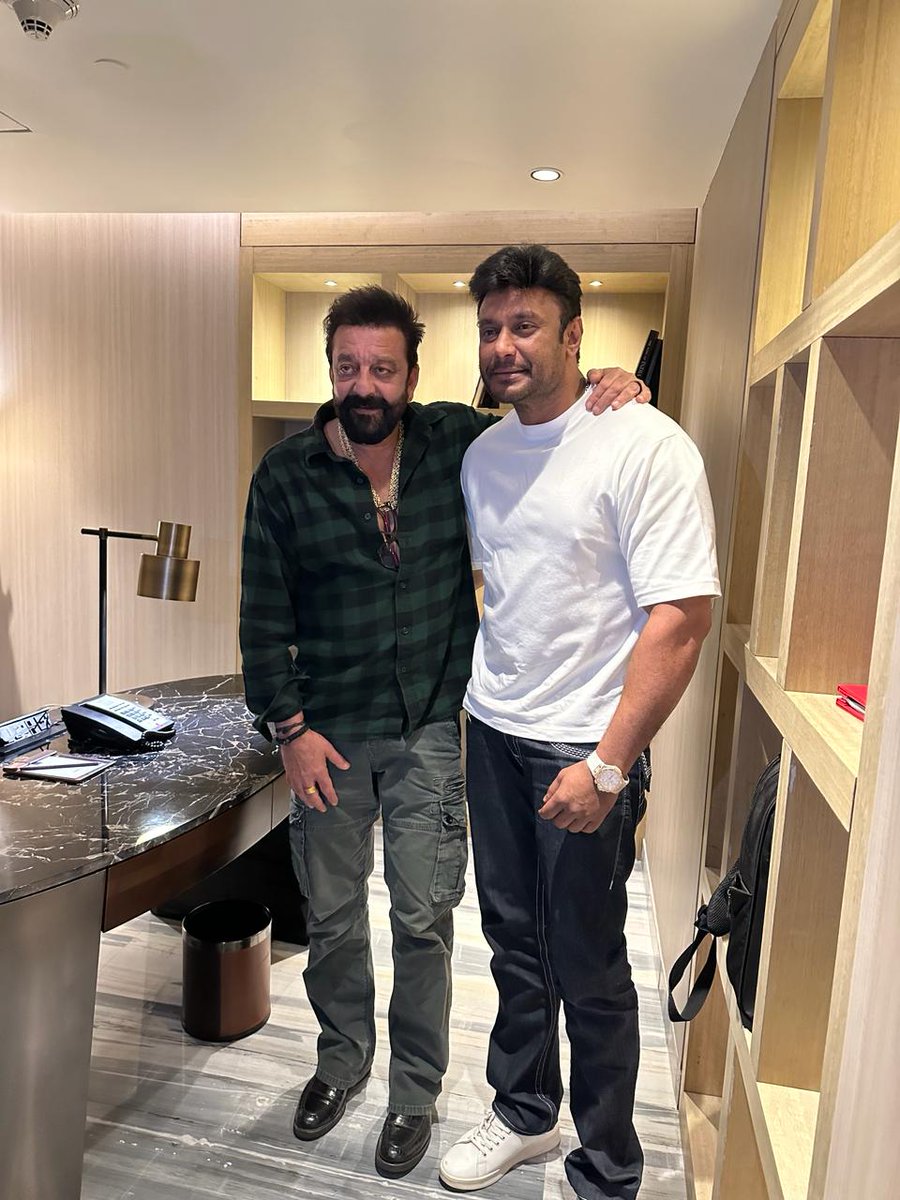 Recent pic with sanju baba🥵💥

#DBoss𓃰
#BossOfSandalwood
#Boxofficesultan
#DevilTheHero