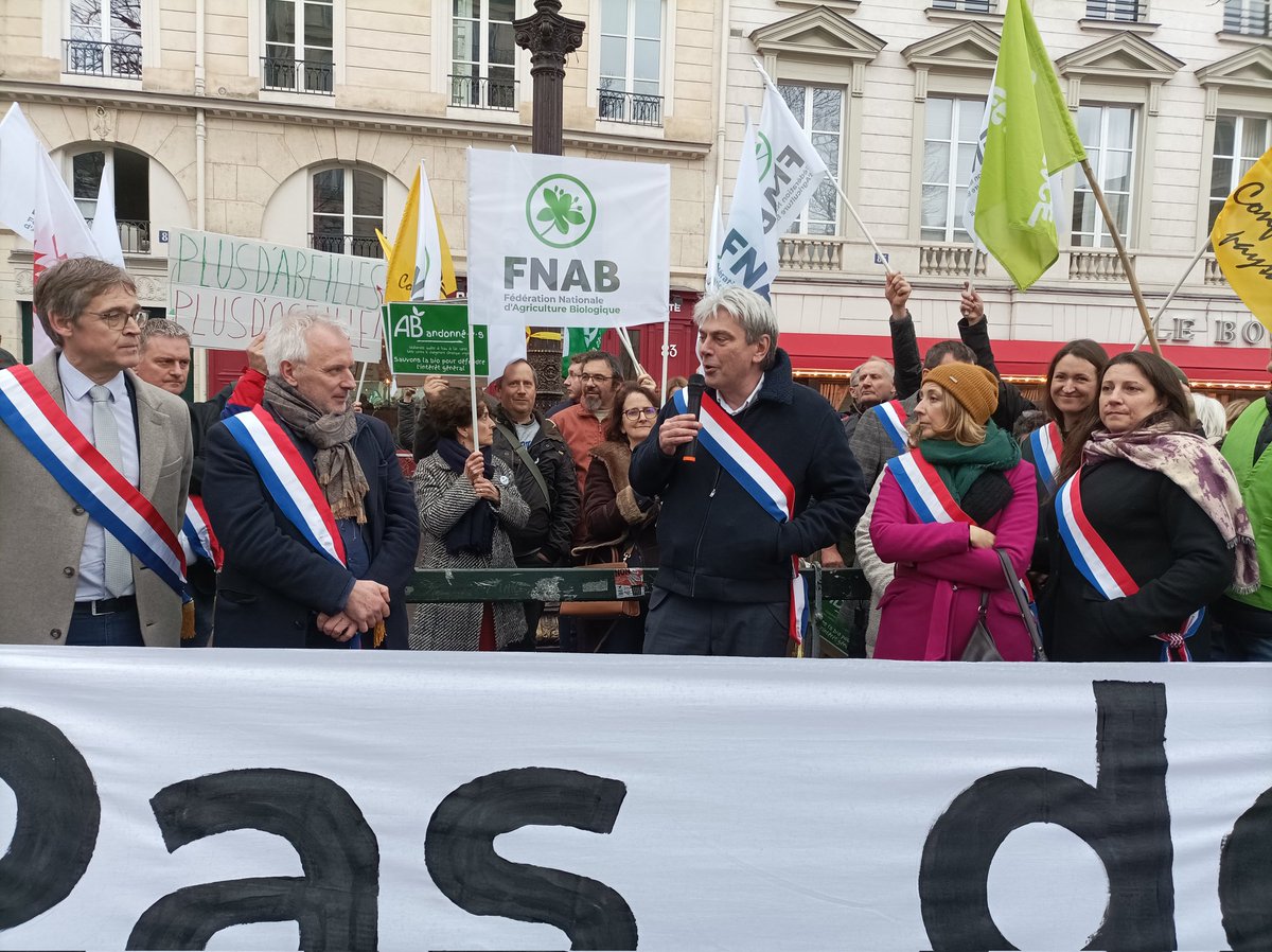 Mobilisation des paysans- nés bio soutenus par les parlementaires de tout bord