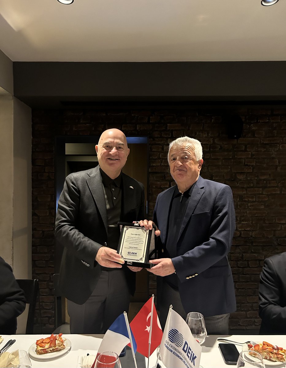 deikiletisim's tweet photo. Türkiye-Fransa İş Konseyimiz, @cagatayozdogru başkanlığında, Yürütme Kurulu Üyelerinin katılımlarıyla toplantı gerçekleştirdi.
Toplantıda, ikili ticari ilişkiler ile İş Konseyi'nin yol haritası ele alınarak, önceki dönem İş Konseyi Başkan Yardımcıları Nilgün Aladağlı ve Hakkı Akil’e teşekkür plaketleri takdim edildi.

🇹🇷🇫🇷
#İşimizTicariDiplomasi