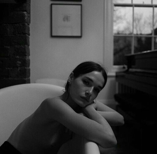 literlandweb1's tweet photo. "En fin, ya vendrá la calma,
sólo se está muriendo un algo,
aquí, donde me comienza el alma."
Chavela Vargas
📷 Kat Irlin https://t.co/ZUGdMOSOWR