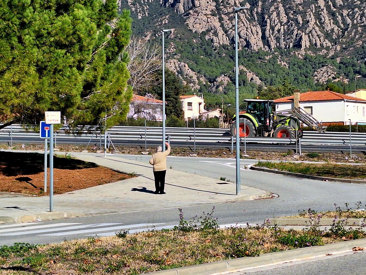 AnnaNyes's tweet image. Aquesta sinyora saluda a cada tractor que passa 😍✊️
#CanDalmases #Collbató
#RevoltaPagesa #Tractorada