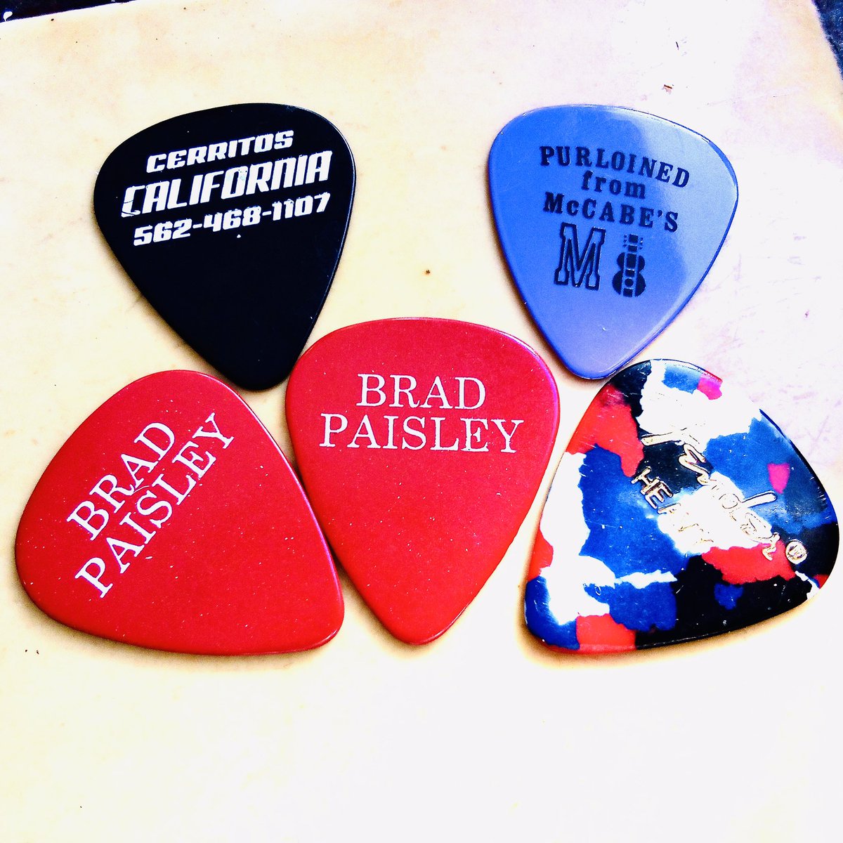 My cousin found these at Nashville airport. Wonder if Brad wants his picks back? いとこはナッシュヴィルの空港で拾ってもらった。ブラッド・ペイズリーは返してほしたがっていらっしゃるかな？

#guitarpicks 
#purloinedfrommccabes 
#bradpaisley 
#cerritoscalifornia 
#fenderheavy