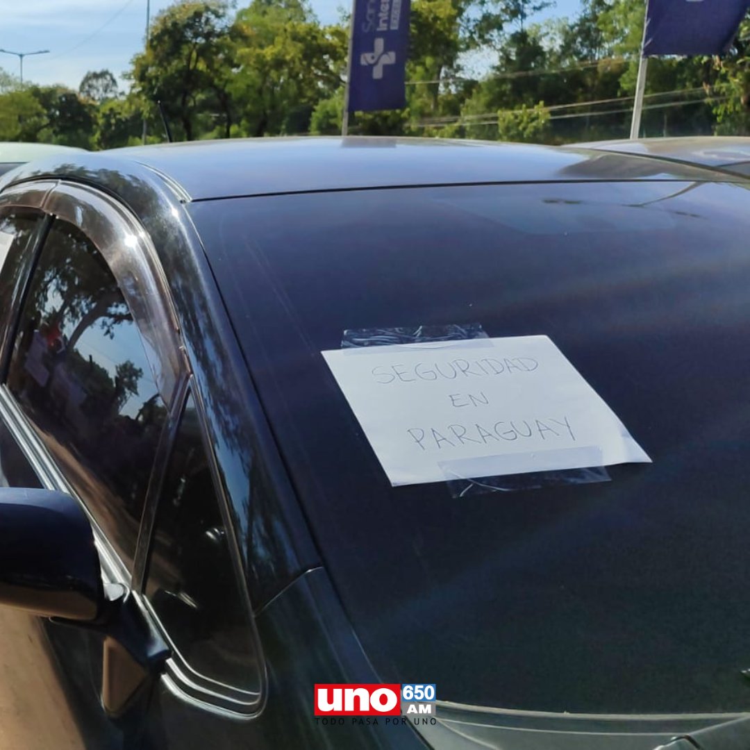 #AHORA🔴| Manifestación de conductores de plataformas 🚘

📍Los trabajadores exigen mayor seguridad para poder trabajar sin miedo en las calles. 

👉🏻Ya son 17 los conductores que resultaron víctimas mortales de la inseguridad en el país. La actividad se realiza frente al Parque