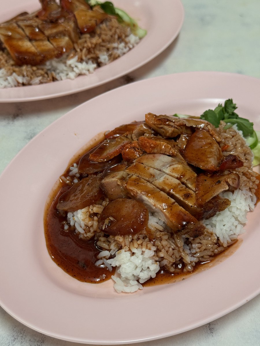 bjauntanywhere's tweet photo. นครปฐมให้อะไรเรา .. วันนี้นึกครึ้มอยากไปกินข้าวหมูแดงที่นครปฐมเลยชวนเพื่อนขับรถกันไปจะได้ถือโอกาสตะลุยกินจุบจิบแถวพระปฐมเจดีย์ด้วยซะเลย

•จุดหมายหลักของเราคือ ‘ตั้งฮะเส็ง ตลาดล่าง‘ เป็นข้าวหมูแดงที่ถูกต้อง ติ๊กถูกทุกข้อ หมูแดงไม่แข็ง หมูกรอบหนังกรอบเนื้อนิ่มมันไม่เยอะมาก ซอสไม่หวานเกินไป อร่อยกำลังดี (เห็นซอสในขวดแก้วก็คือดีใจ เพราะร้านที่เอาซอสใส่ขวดแบบนี้การันตีความอร่อยแน่นอน 🤣)

•กินเสร็จเดินเล่นในตลาดได้นู้นนี่มากินเพียบ เจอ ข้าวหลามของร้านแม่เล็ก เขามีบ๊ะจ่างในกระบอกไม้ไผ่ด้วยแปลกดีฮะ เดินเข้ามาอีกหน่อยเจอสาคูปากหม้อหน้าร้านทอง แป้งเขาเหมือนใส่อะไรสักอย่างกลิ่นหอมอ่อนๆ ไม่แน่ใจว่ามะลิหรือใบเตย ไส้หมูก็ผัดอร่อยเลย มาในราคากล่องละ 35 บาท เดินสุดซอยเลี้ยวซ้ายเจอขนมเบื้องไส้จุก ชิ้นใหญ่ มาในราคากล่องละ50  (ไส้เค็มดีมาก ฮืออ) 

ปล.เข้าใจแล้วที่เวลาคนบอกอยากกินของอร่อยให้ไปนครปฐม เดินมั่วๆ ไป 4 ร้านอร่อยไปแล้ว 4 ร้าน อิ่มมากก มีความสุข จบ 🙈