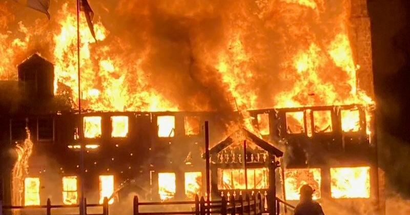 Weekly_Minds's tweet image. Lutsen Lodge Lost to Early Morning Fire
The historic Lutsen Lodge was tragically destroyed in an early morning fire on February 5th. Thankfully, no one was injured, but the beloved resort, built in 1909, is a total loss. #Lutsen #Fire #Minnesota