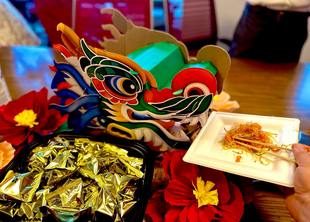 The <a href="/ExportDevCanada/">EDC</a> Singapore Branch team welcomes the #LunarNewYear2024 with open arms and optimism. Wishing everyone a prosperous #YearOfTheDragon, marked by thriving growth and success!
Gong Xi Fa Cai! 🧧🐉