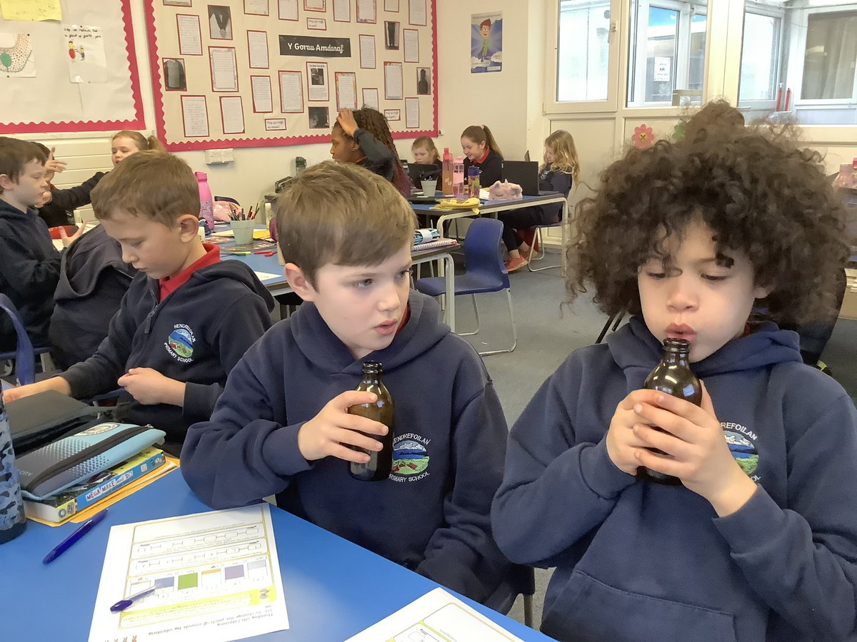 Hendrefoilan's tweet photo. For missions this week SeaOtters investigated how instruments make different pitched sounds. #hdfpSaW #hdfpSO https://t.co/uugF6WMLnV