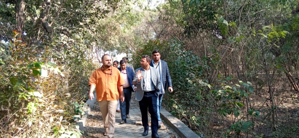 MeerutForest's tweet image. आज प्रभागीय वनाधिकारी महोदय एवं वी सी मेरठ विकास प्राधिकरण महोदय द्वारा कंसल्टेंट , स्टाफ आदि के साथ संजय वन के विकास की योजना हेतु फील्ड विजिट की गई ।।
#meerut 
#developement 
@UPGovt @UpforestUp @CommissionerMe3 @DmMeerut @cdomeerut @SuchnaMeerut