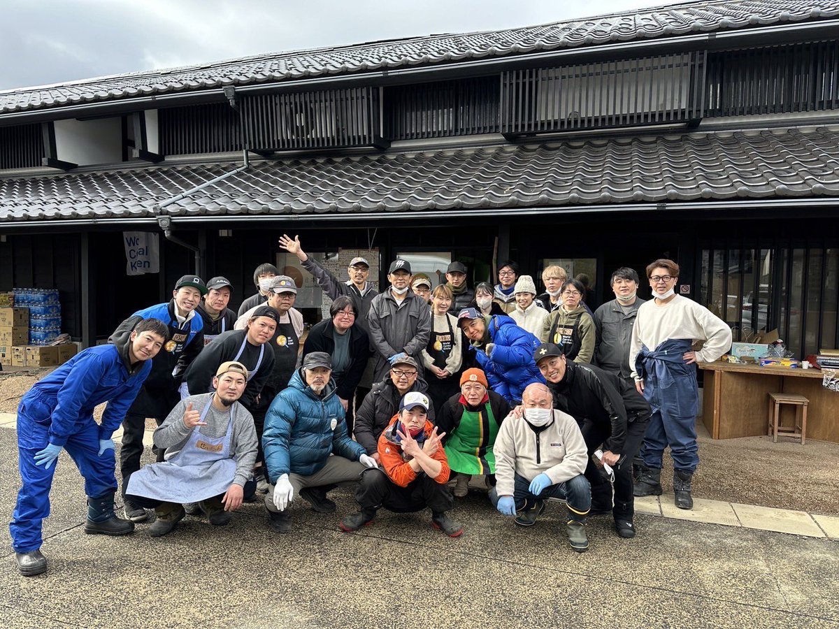 shuncamaro's tweet photo. 石川県に少しばかりお手伝いに行ってきました
水道が復旧の目処が立っていないようでトイレ、お風呂食事などまだ不便が多いと思います。
物資は各所行き届いているようでした。

少しのできることを皆さんでできたらいいなー。と思う3日間でした。

ガーシーが感謝状いただきました https://t.co/tODn7H7vag