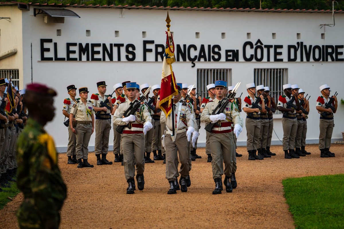DLIAI_Officiel's tweet image. Le #43BIMa change de chef ! 

Le 2 février, le lieutenant-colonel Fabrice Prenveille a succédé au colonel Thomas Riou lors de la cérémonie de transfert d’autorité présidée par le colonel Bruno Yver, en présence des autorités françaises 🇫🇷 et #FACI 🇨🇮 sur le camp de Port-Bouët.