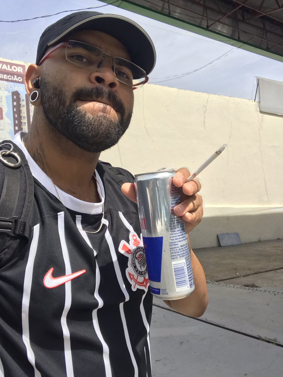 LesmaTurbo's tweet photo. Dois cigarros e meio litro de Red Bull  

Café da manhã dos campeões https://t.co/M8emjYObZI