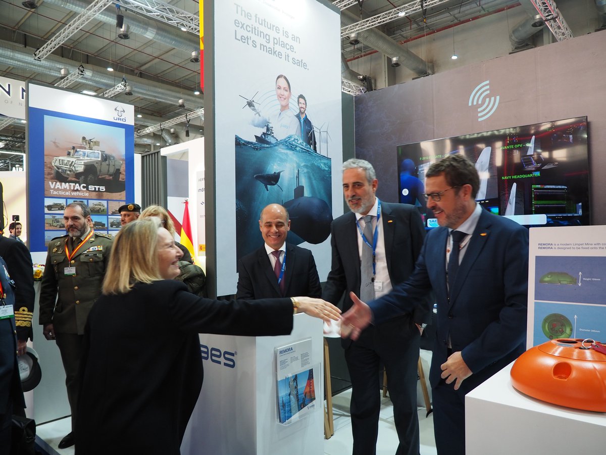 SAESoficial's tweet photo. Seguimos en #WDS2024, donde recibimos la visita de la #SEDEF, Amparo Valcarce, el almirante Aniceto Rosique Nieto de #DGAM y la presidenta de #EDCC, Mona Ahmed al Jaber. Nuestro equipo de #SAES se ha reunido también con representantes de #SAMI y #Royana.
#naval #innovar #proteger https://t.co/2JTy84At3L