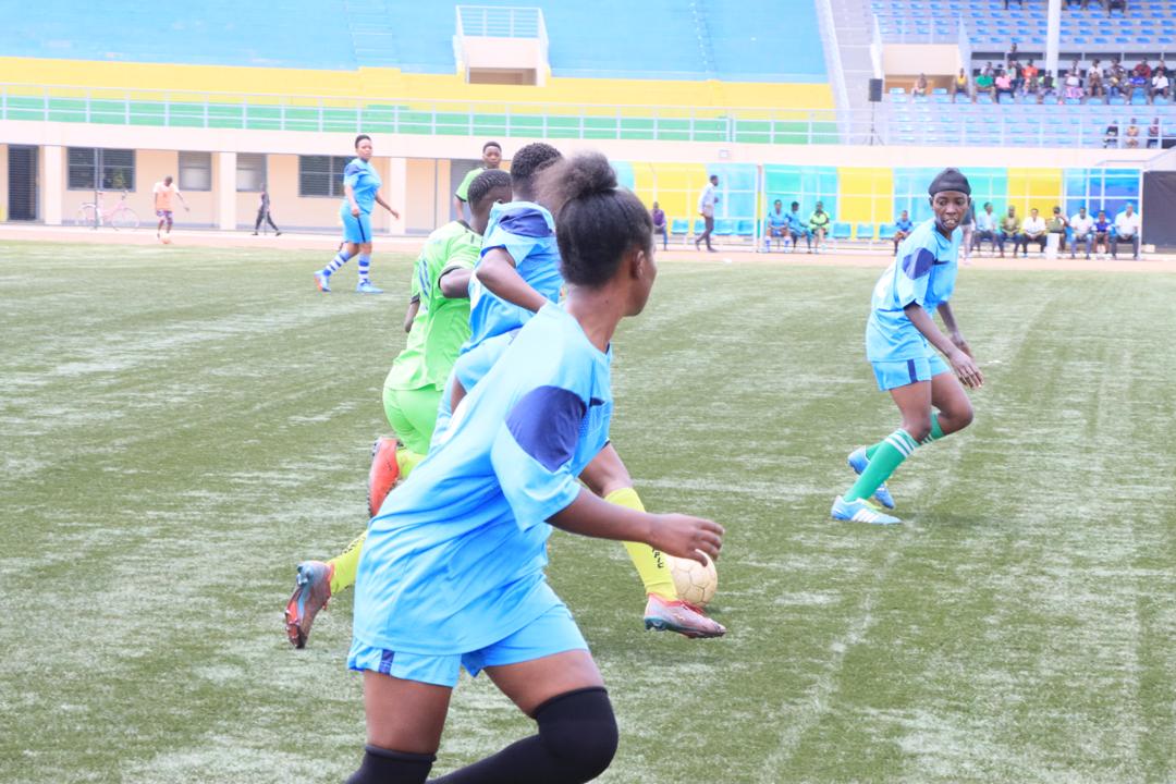 #UmurengeKagameCup2024
Uyu munsi, tariki ya 07 Gashyantare 2024, habaye Umukino w'amaguru wahuzaga imirenge ihagarariye Uturere mu bagore ikaba yarangiye Umurenge wa Mayange muri Bugesera utsinze Umurenge wa Kabarore muri Gatsibo ibitego 3-0.
<a href="/jnabdallah/">UTUMATWISHIMA</a>  <a href="/PudenceR/">Pudence RUBINGISA</a>  <a href="/MutabaziRich/">Richard Mutabazi</a>