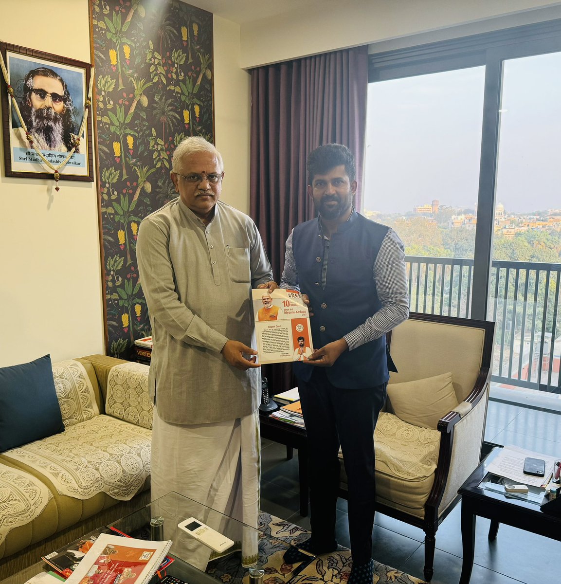 mepratap's tweet photo. ನಮ್ಮ ರಾಷ್ಟ್ರೀಯ ಸಂಘಟನಾ ಪ್ರಧಾನ ಕಾರ್ಯದರ್ಶಿ ಹಾಗು ಕಾರ್ಯಕರ್ತರ ಬೆನ್ನಿಗೆ ನಿಲ್ಲುವ ಬಿಎಲ್ ಸಂತೋಷ್  ಜಿಯವರನ್ನು  @blsanthosh ಭೇಟಿಯಾಗಿ 10 ವರ್ಷಗಳ ರಿಪೋರ್ಟ್ ಕಾರ್ಡ್ ನೀಡಿ ಆಶೀರ್ವಾದ ಪಡೆದುಕೊಂಡೆ. https://t.co/iFpDTlqXBR