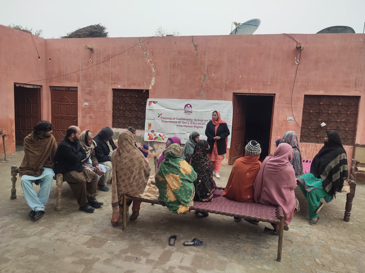 BedariPakistan's tweet image. A community training session focused on the inheritance rights of women and girls. With the support of our community-based influencers, we&apos;re educating and empowering women on their legal rights. 
#EmpowerWomen #InheritanceRights #communitytraining #Vehari
@MalalaFundPK